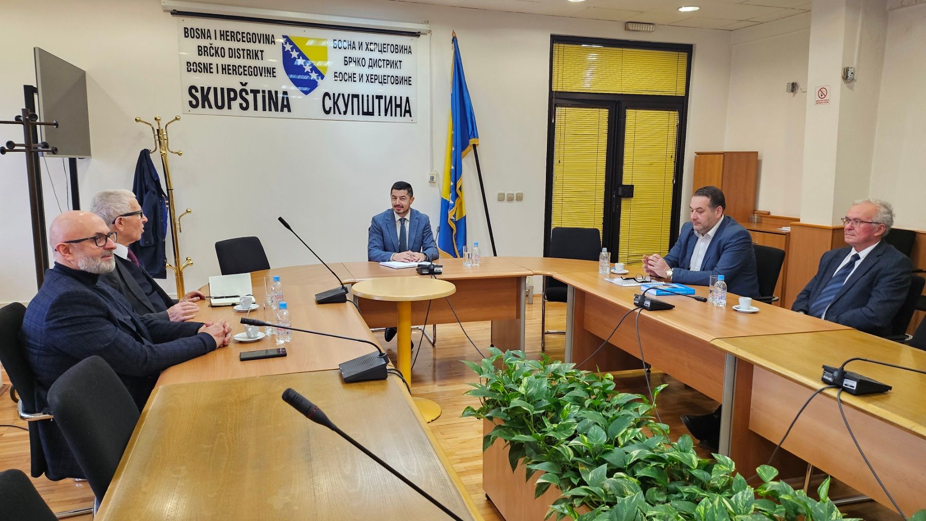 Također, predstavljeni su planirani projekti i programi VKBI-ja, čija je delegacija predsjedniku Skupštine predala i zahtjev za podršku u 2025. godini