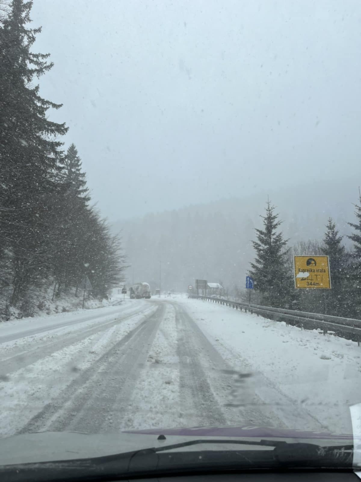 Nove snježne padavine zahvatile su veći dio Bosne, dok se u Hercegovini saobraća po mokrom ili vlažnom kolovozu, saopćeno je iz BIHAMK-a.