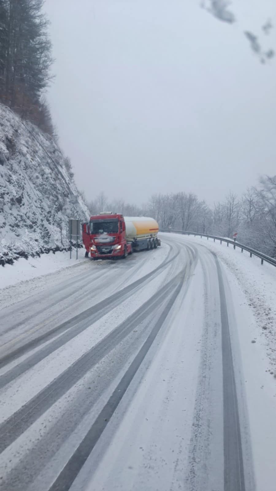 Nove snježne padavine zahvatile su veći dio Bosne, dok se u Hercegovini saobraća po mokrom ili vlažnom kolovozu, saopćeno je iz BIHAMK-a.