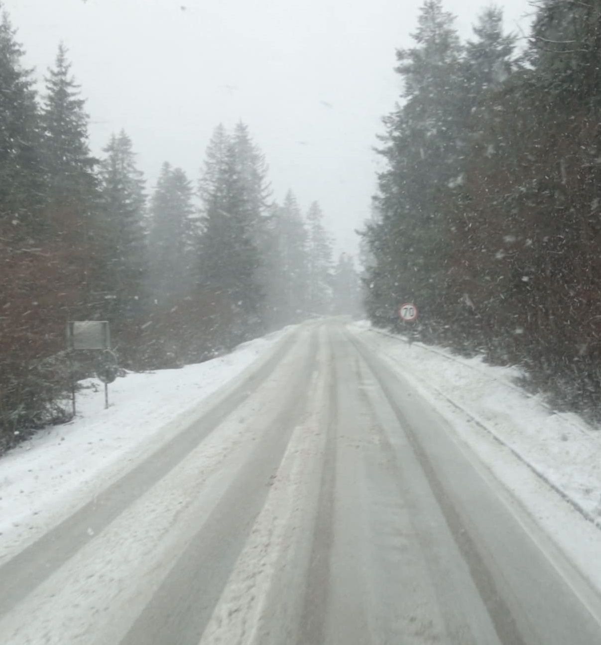 Nove snježne padavine u BiH, na nekoliko putnih pravaca se saobraćaj odvija usporeno