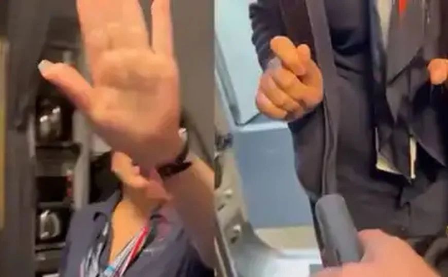 "Podržavate terorizam s tom značkom, uvrijedili ste me", vrištao je putnik. 