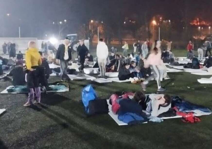 Studenti beogradskih fakulteta u blokadi, koji su krenuli u četvrtak ujutru u šetnju do Novog Sada, stigli su sinoć u Inđiju odakle će ovog jutra nastaviti put.