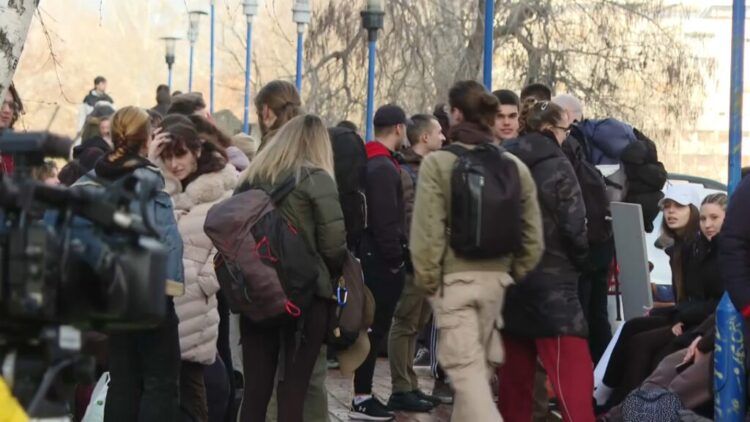Studenti u blokadi pozvali su i danas građane koji su zainteresovani da im se pridruže, uz sopstvenu organizaciju neophodnih resursa.