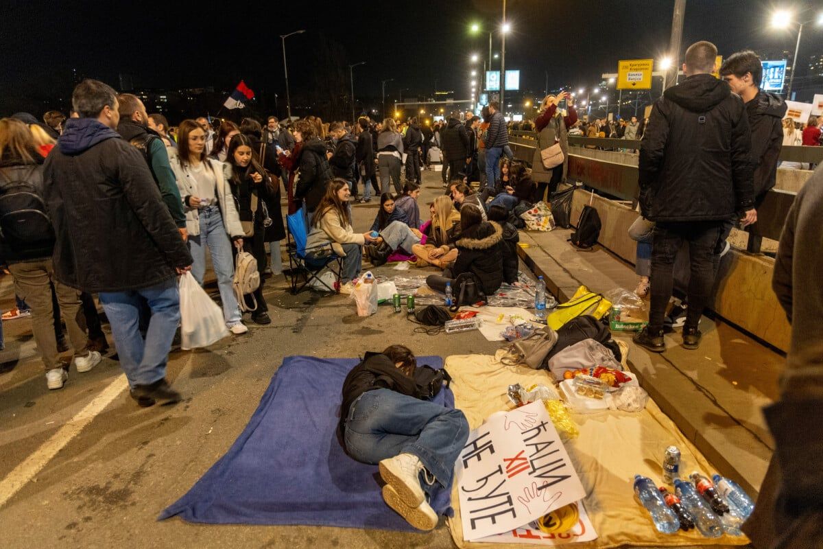 Završena blokada u Beogradu: Studenti noć proveli na ulicama, Vučić ih pozvao na dijalog
