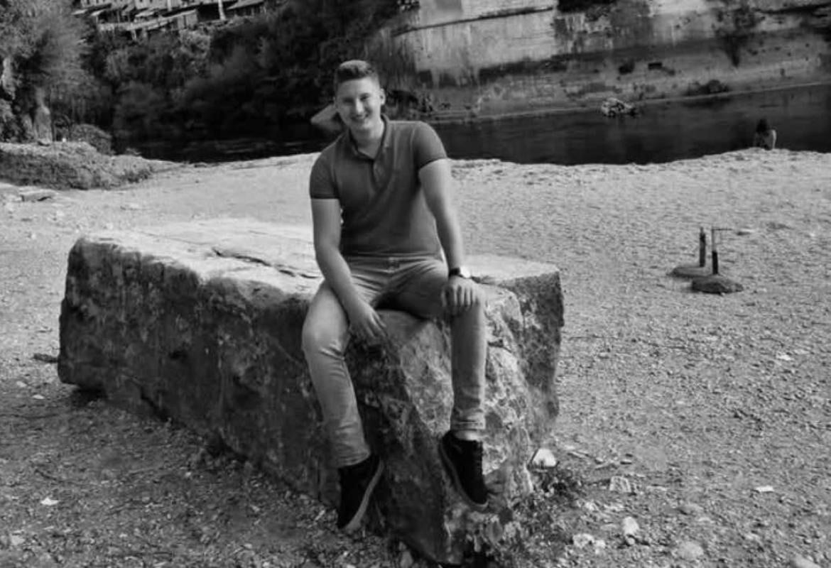 Na društvenim mrežama mnogi prijatelji, porodica, komšije i poznanici se opraštaju dijeleći uspomene na zajedničke trenutke i iskazujući tugu