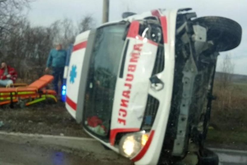 Tri putnika koja su se nalazila u vozilu saniteta su povrijeđena i prevezena na dalju dijagnostiku