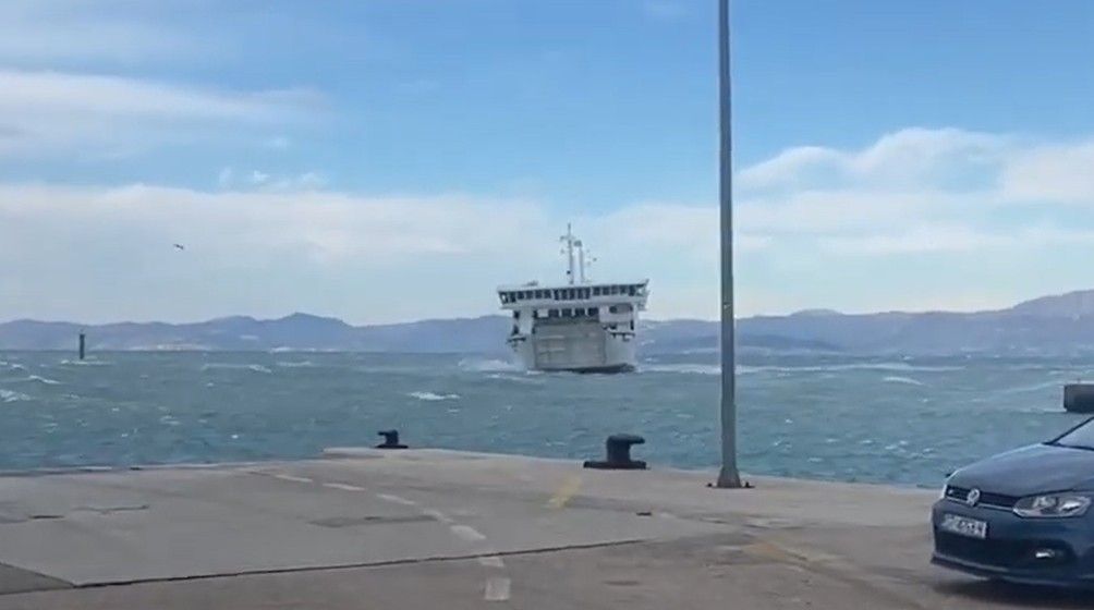 Bura će tokom dana biti u laganom padu, ali i dalje će biti vrlo jaka i snažna, s čestim olujnim udarima