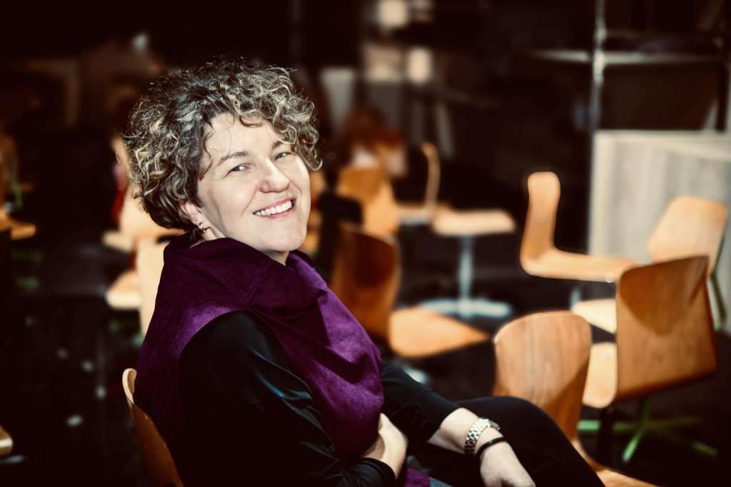 Ističe da je to portal za sve kojima nedostaje vremena da pregledaju različite web stranice i koji omogućava da skoro sve pronađu na jednom mjestu.