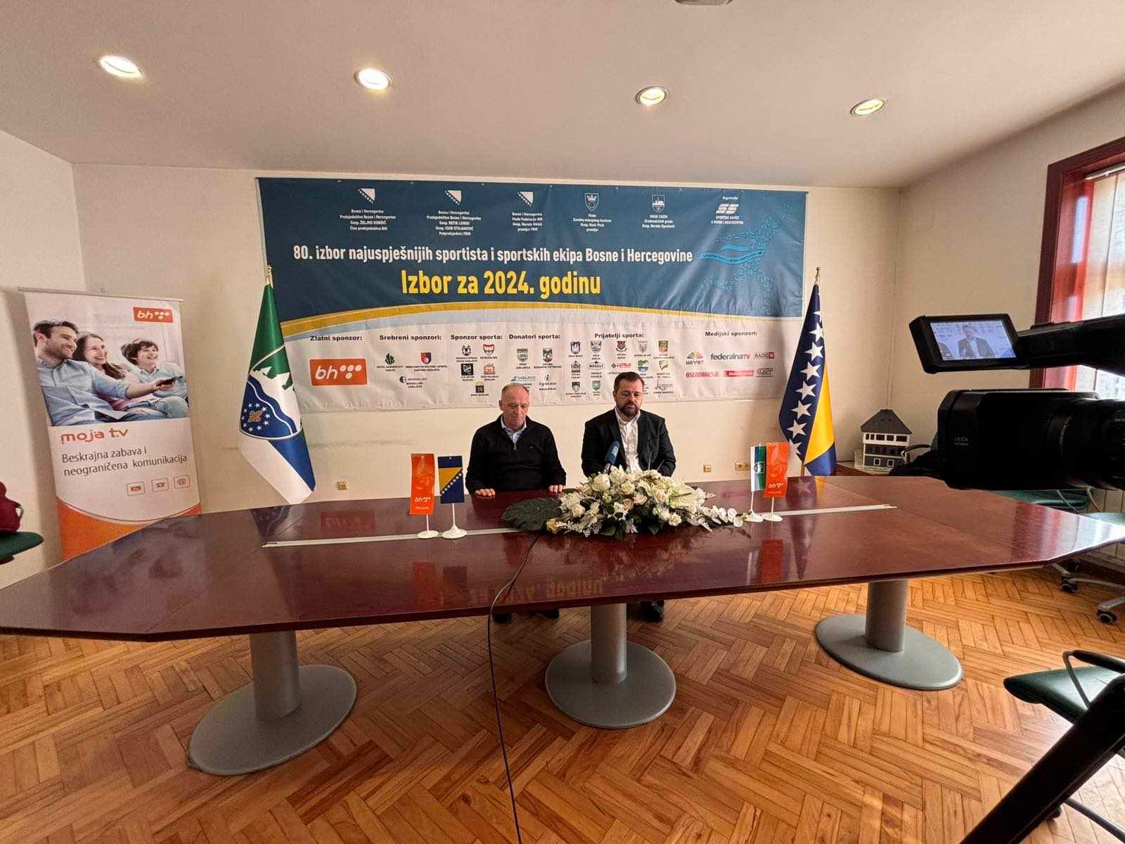 Tim povodom danas je održana konferencija za novinare na kojoj su prisustvovali gradonačelnik Cazina Nermin Ogrešević i Vlatko Glavaš, predsjednik Organizacionog odbora.