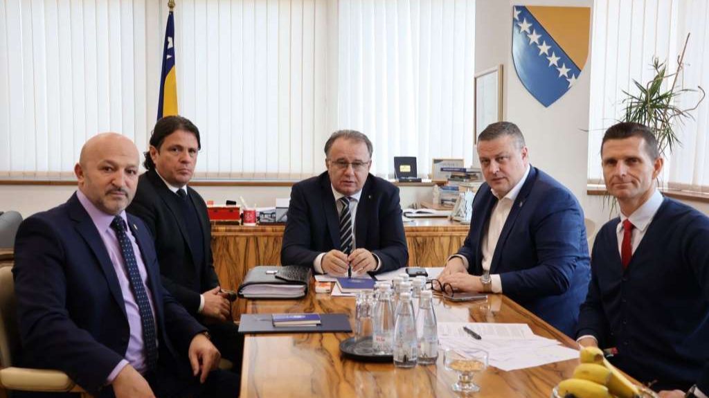 Naglašavamo da izjave pojedinih ekonomista, koje povezuju osnovicu plaća zaposlenika u organima uprave s minimalnom plaćom, nisu tačne, poručili su