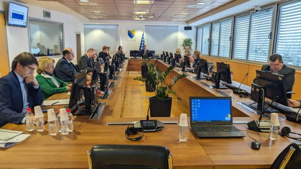 Za današnju sjednicu dnevnim redom je predviđeno većinom izvještaji, a jedan od njih je polugodišnji izvještaj o radu Predsjedništva VSTV-a.