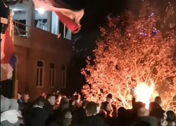 Badnje veče obilježeno je sinoć u bh. gradovima a uoči pravoslavnog praznika - Božića, koji se proslavlja danas.