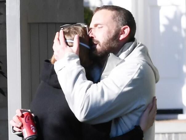 Nakon evakuacije, glumac je snimljen ispred svoje luksuzne vile, čija se vrijednost procjenjuje na 20 miliona dolara, zajedno s najstarijom kćerkom Violet