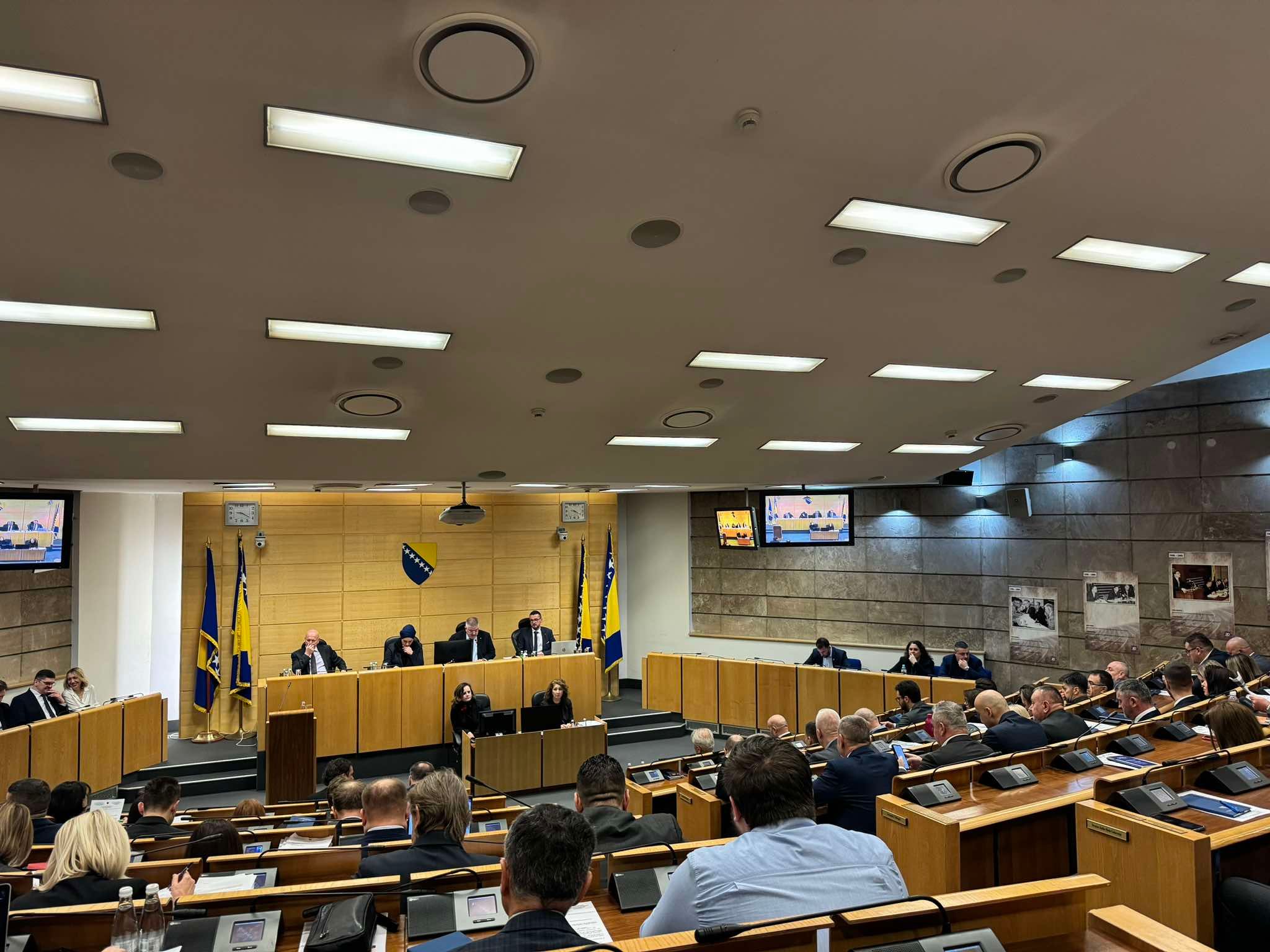 Također, ovim Prijedlogom predviđena je finansijska pomoć od 50 miliona maraka gradovima i općinama za sanaciju šteta od poplava.