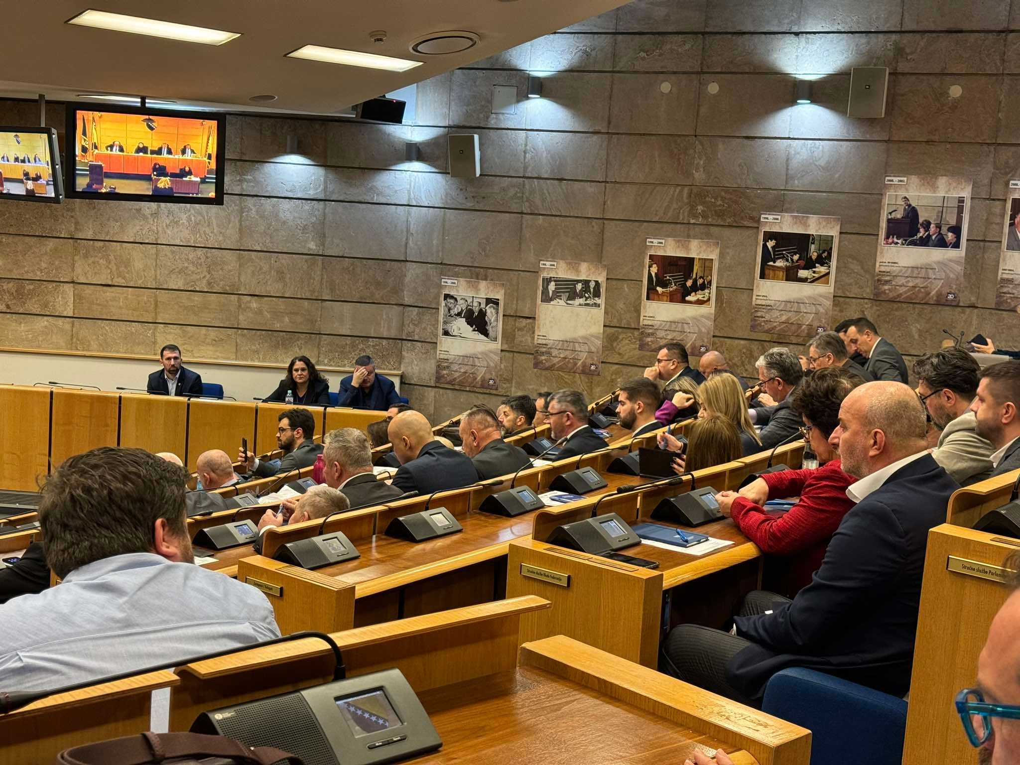 Također, ovim Prijedlogom predviđena je finansijska pomoć od 50 miliona maraka gradovima i općinama za sanaciju šteta od poplava.