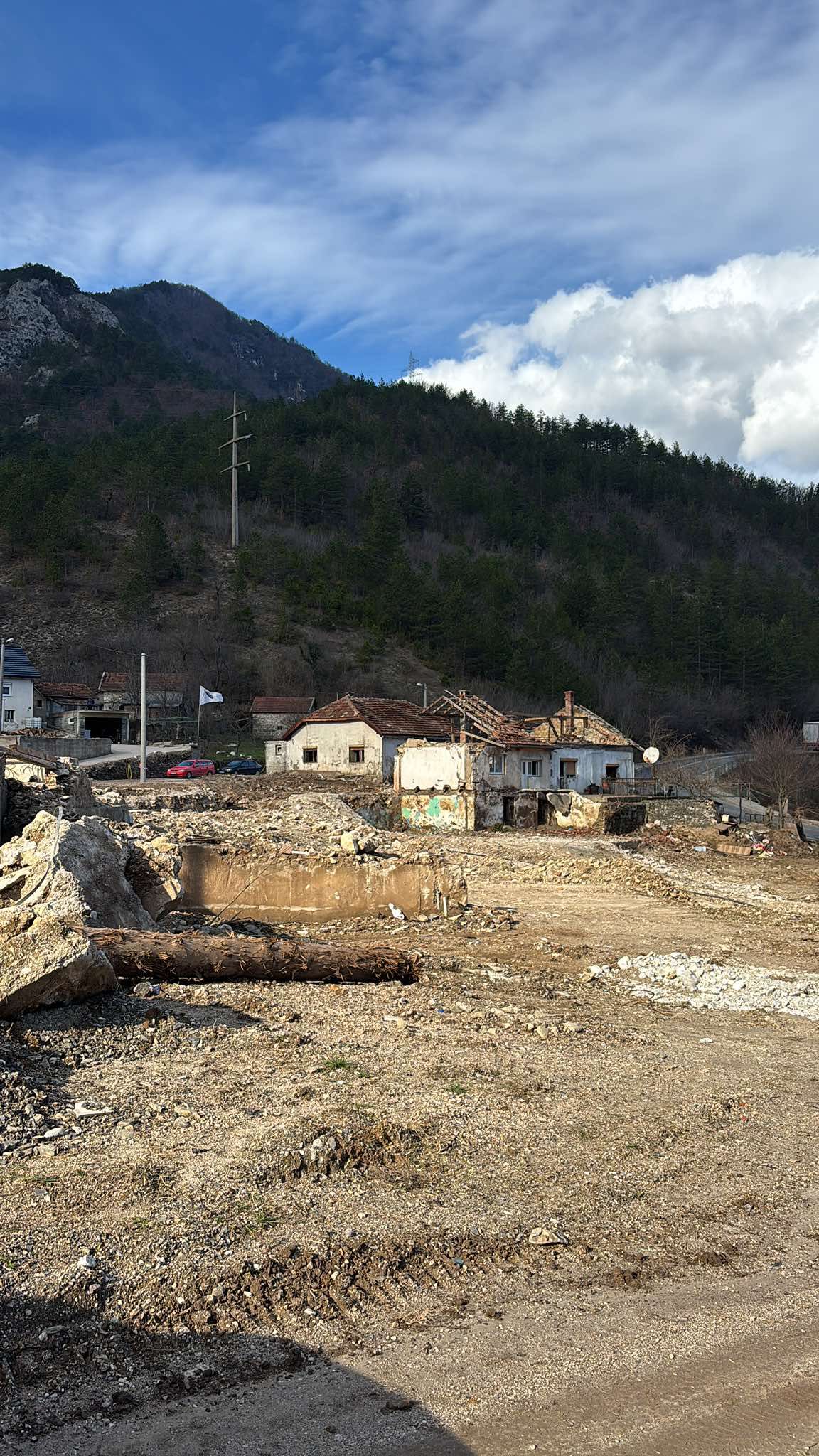Naređena su, dodaju, brojna vještačenja i to po vještacima rudarske, geodetske i geološke struke