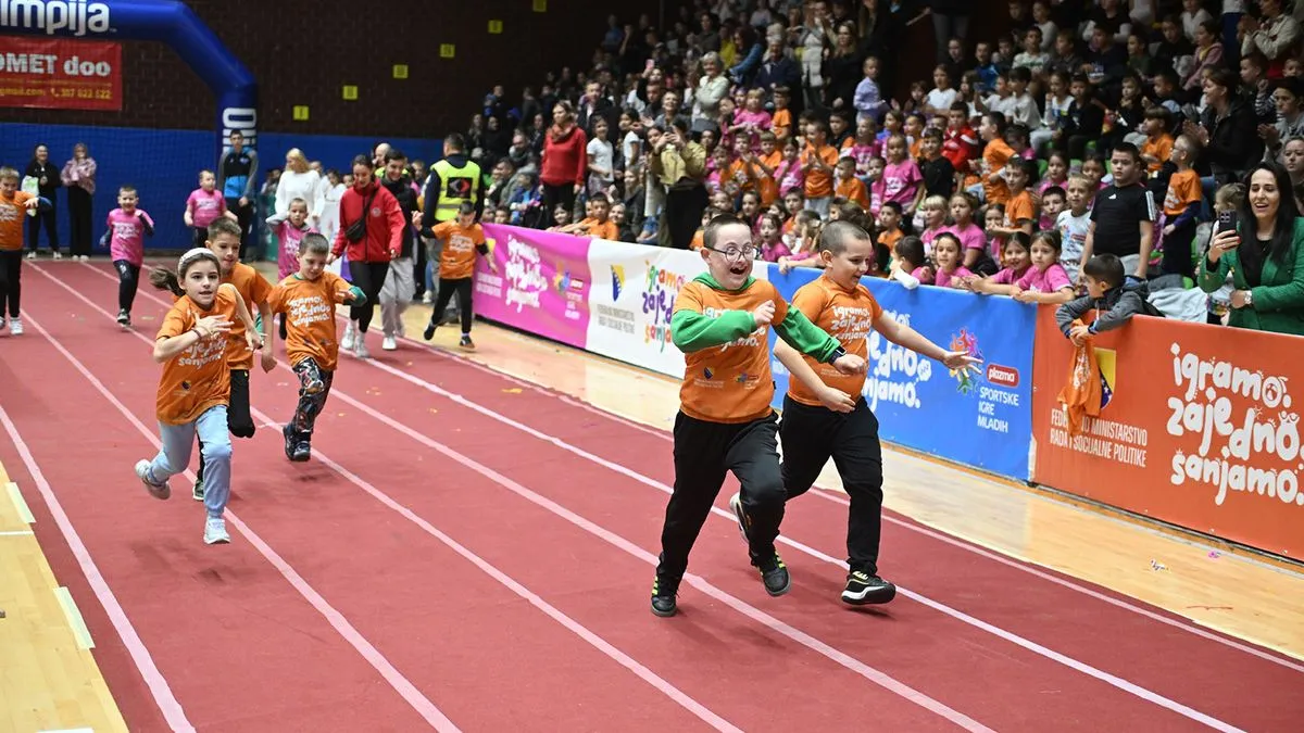 Osim zabavnog i edukativnog dijela programa, mališani su imali priliku takmičiti se u igri između dvije vatre, utrci na 60 metara i disciplini štafeta