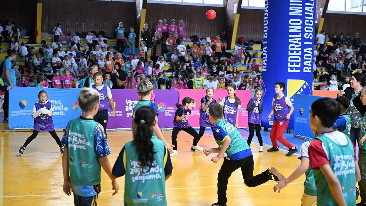 Osim zabavnog i edukativnog dijela programa, mališani su imali priliku takmičiti se u igri između dvije vatre, utrci na 60 metara i disciplini štafeta