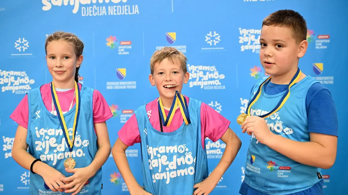 Osim zabavnog i edukativnog dijela programa, mališani su imali priliku takmičiti se u igri između dvije vatre, utrci na 60 metara i disciplini štafeta