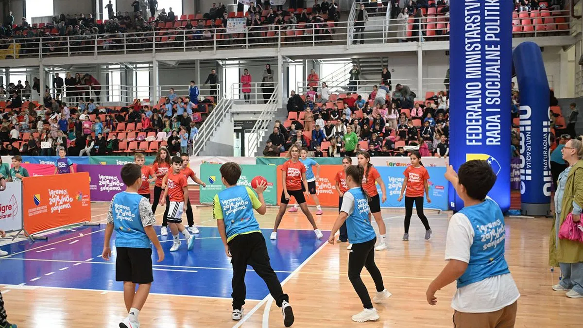 Osim zabavnog i edukativnog dijela programa, mališani su imali priliku takmičiti se u igri između dvije vatre, utrci na 60 metara i disciplini štafeta