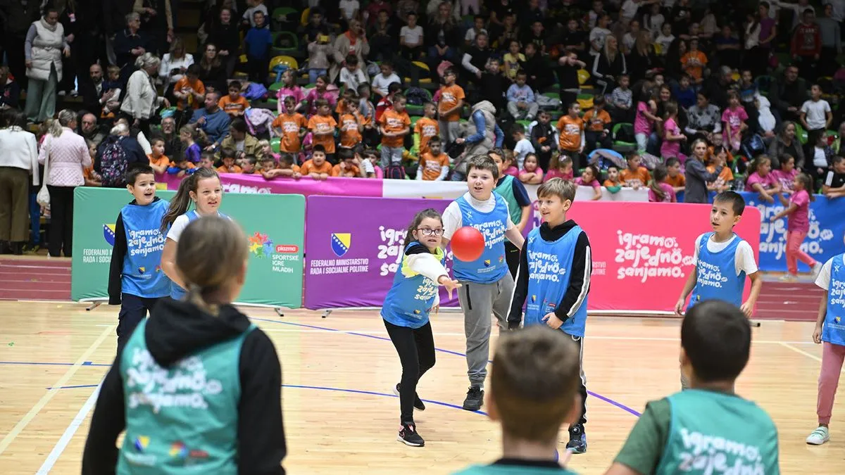 Osim zabavnog i edukativnog dijela programa, mališani su imali priliku takmičiti se u igri između dvije vatre, utrci na 60 metara i disciplini štafeta