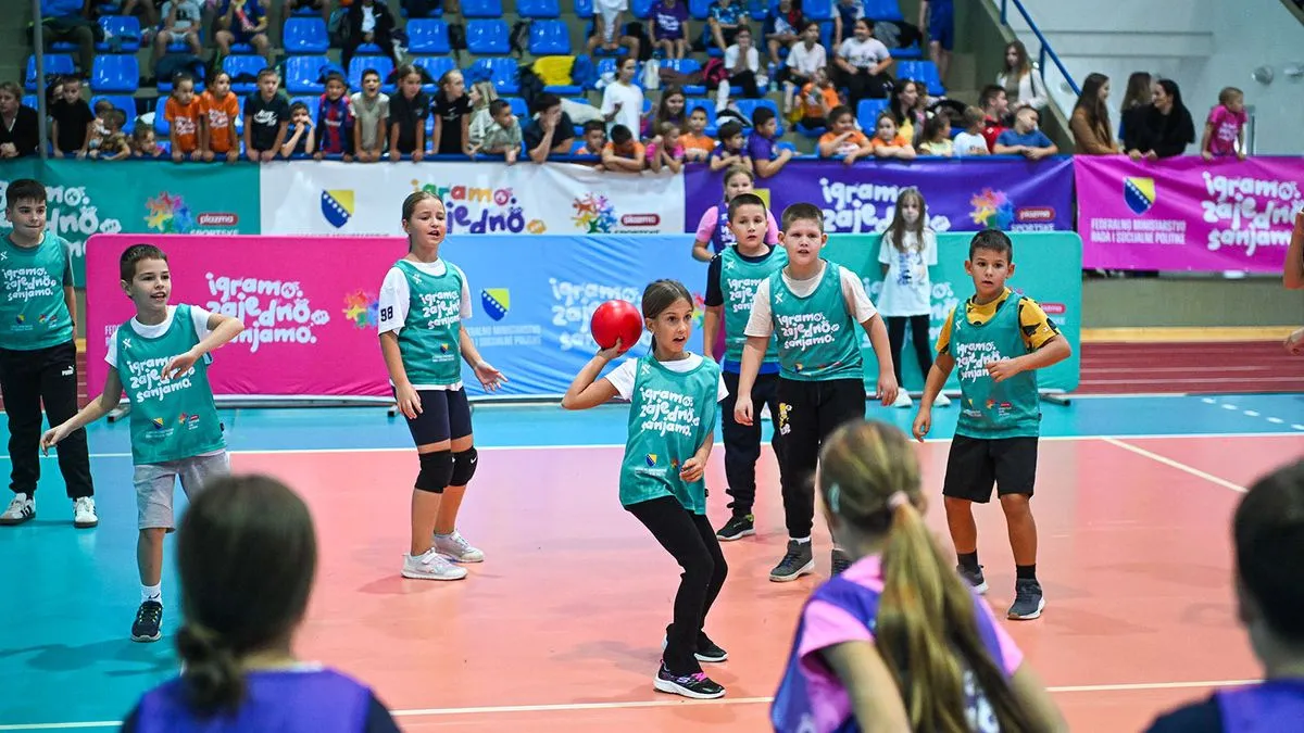 Osim zabavnog i edukativnog dijela programa, mališani su imali priliku takmičiti se u igri između dvije vatre, utrci na 60 metara i disciplini štafeta