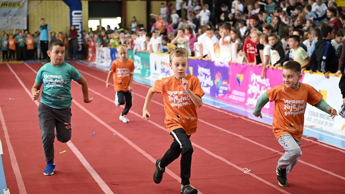 Osim zabavnog i edukativnog dijela programa, mališani su imali priliku takmičiti se u igri između dvije vatre, utrci na 60 metara i disciplini štafeta