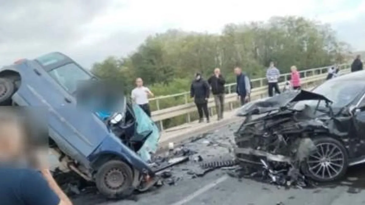 Od siline udarca, automobil sa petočlanom porodicom je završio na ogradi mosta