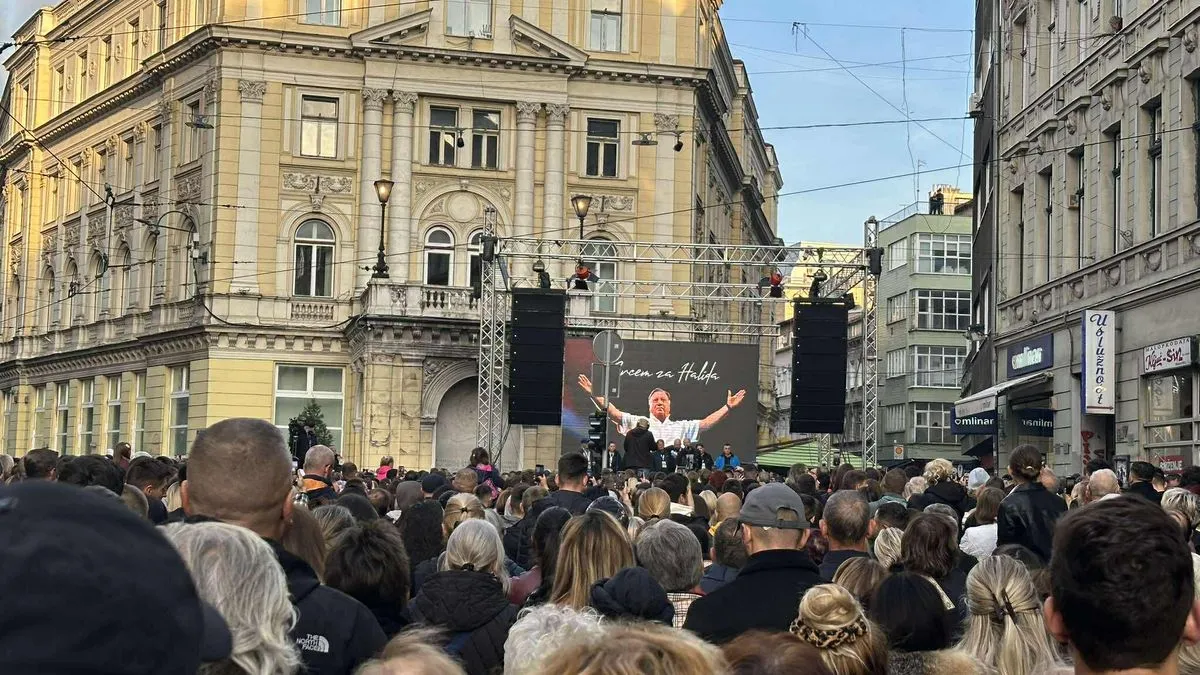 Brojni gradovi Bosne i Hercegovine, regiona, ali i svijeta, danas se simbolično opraštaju od legende narodne muzike Halida Bešlića.