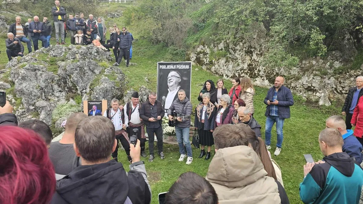 Tokom okupljanja, mještani su iznijeli i prijedlog da se upravo kod Knežak izvora izgradi spomenik Halidu Bešliću