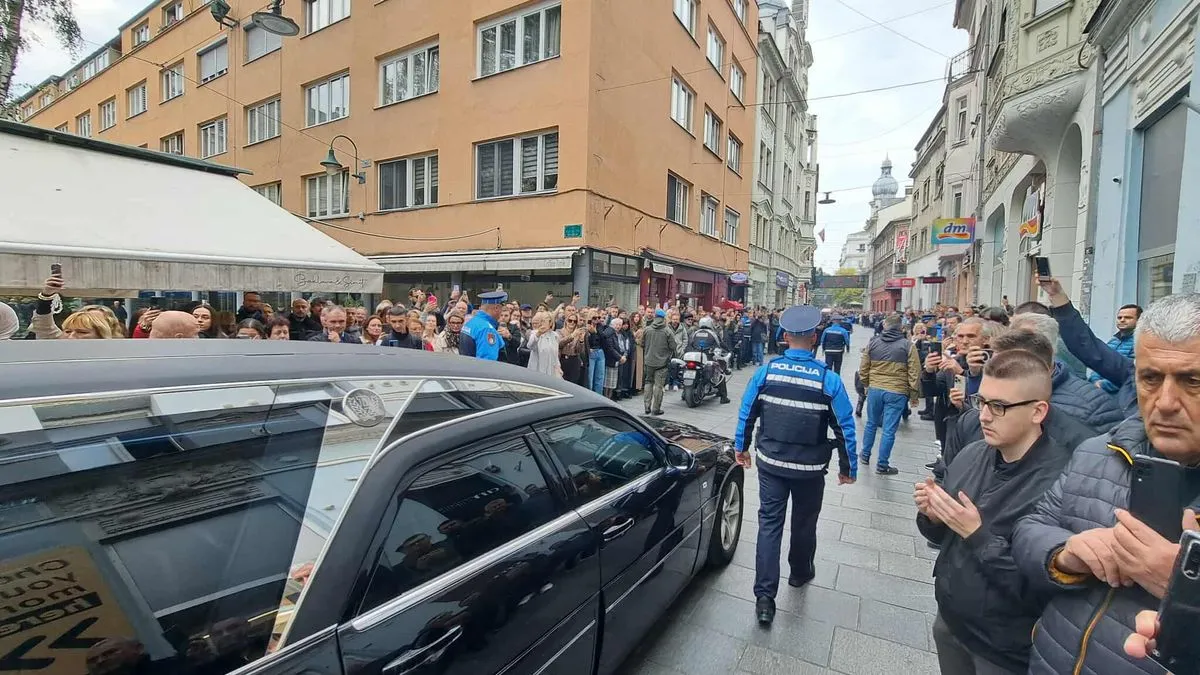 Tužna povorka krenula prema Gradskom groblju Bare: Emotivan oproštaj građana od Halida Bešlića