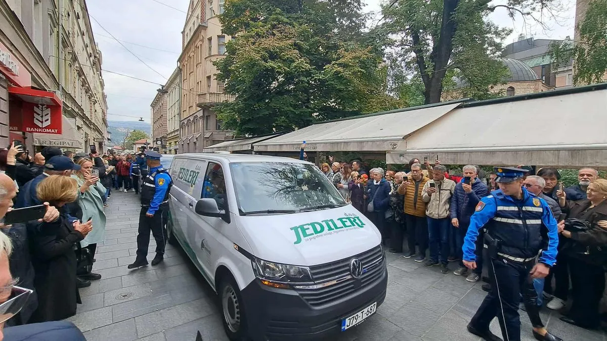 Tužna povorka ići će dalje prema Barama, gdje će biti i ukopan Halid Bešlić