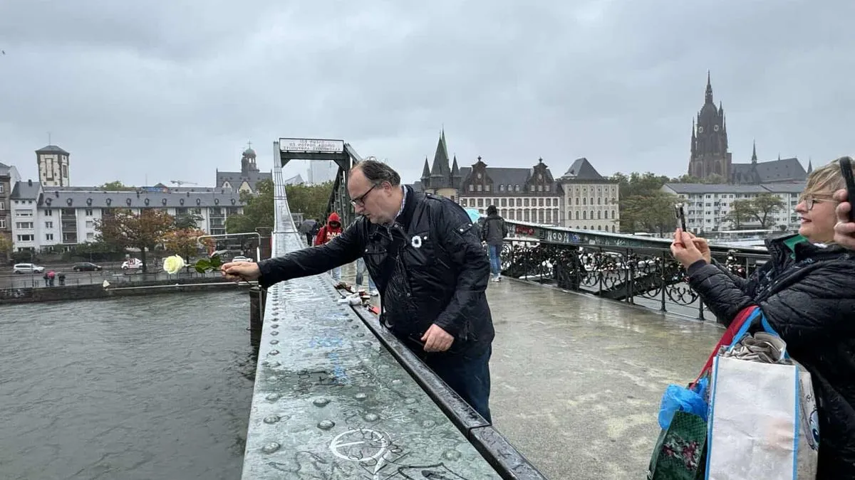 Dok plove rijekama i morima svijeta bijele ruže sa sobom će nositi sjećanje na Srebrenicu