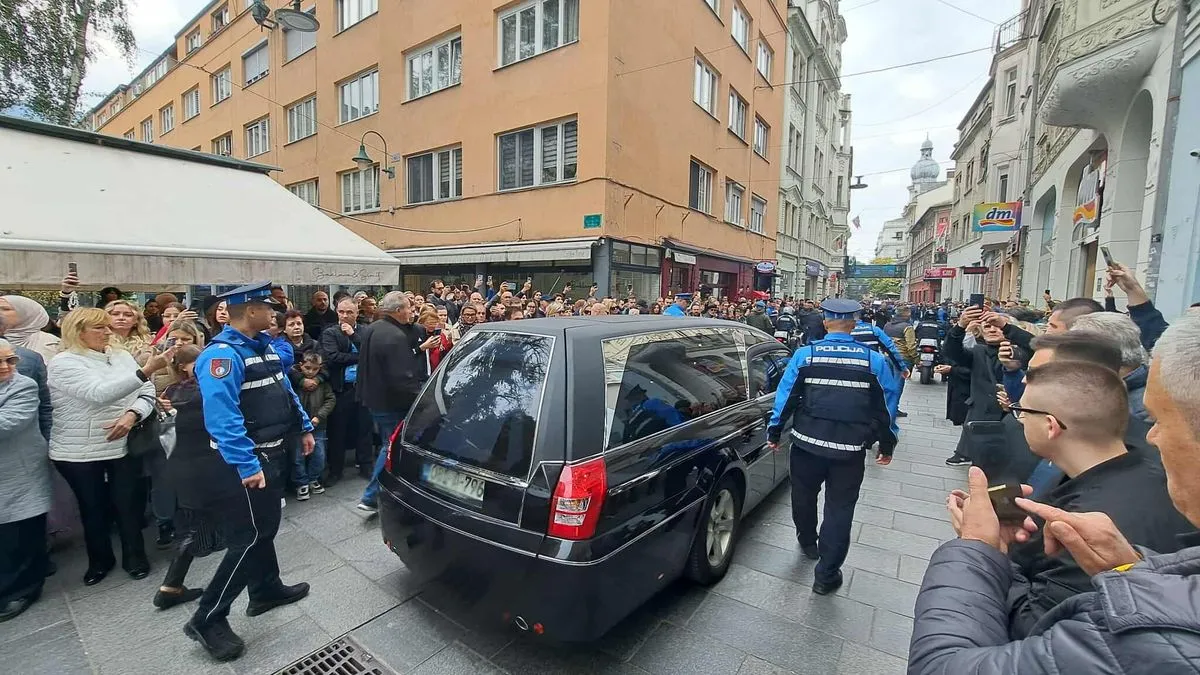 Tužna povorka ići će dalje prema Barama, gdje će biti i ukopan Halid Bešlić