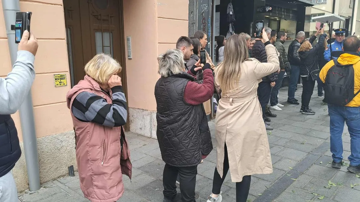 Tužna povorka ići će dalje prema Barama, gdje će biti i ukopan Halid Bešlić