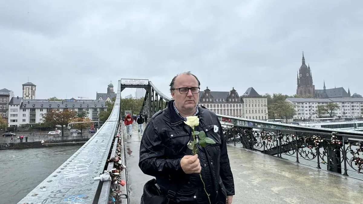 Dok plove rijekama i morima svijeta bijele ruže sa sobom će nositi sjećanje na Srebrenicu