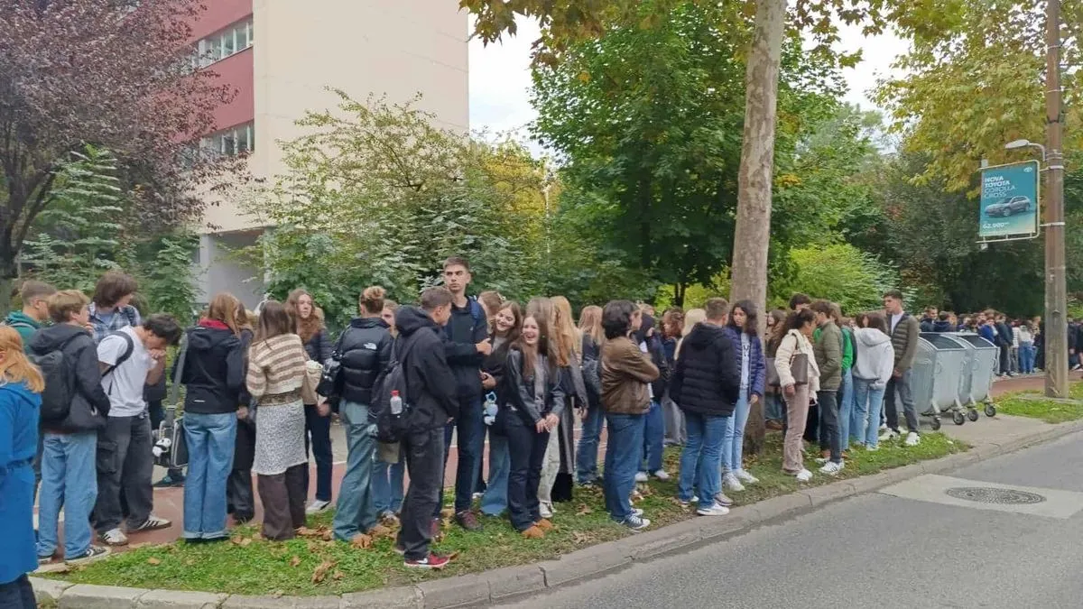 Tužna povorka ići će dalje prema Barama, gdje će biti i ukopan Halid Bešlić