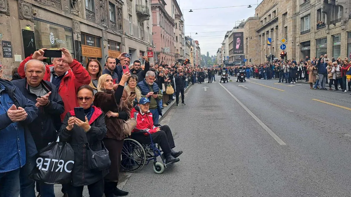 Tužna povorka ići će dalje prema Barama, gdje će biti i ukopan Halid Bešlić