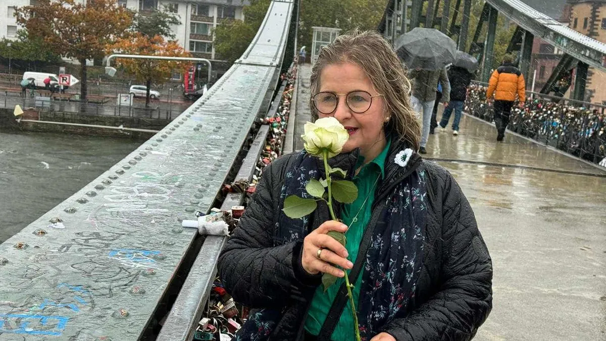 Dok plove rijekama i morima svijeta bijele ruže sa sobom će nositi sjećanje na Srebrenicu