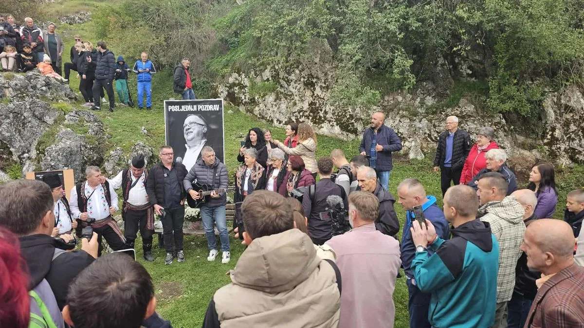 Tokom okupljanja, mještani su iznijeli i prijedlog da se upravo kod Knežak izvora izgradi spomenik Halidu Bešliću