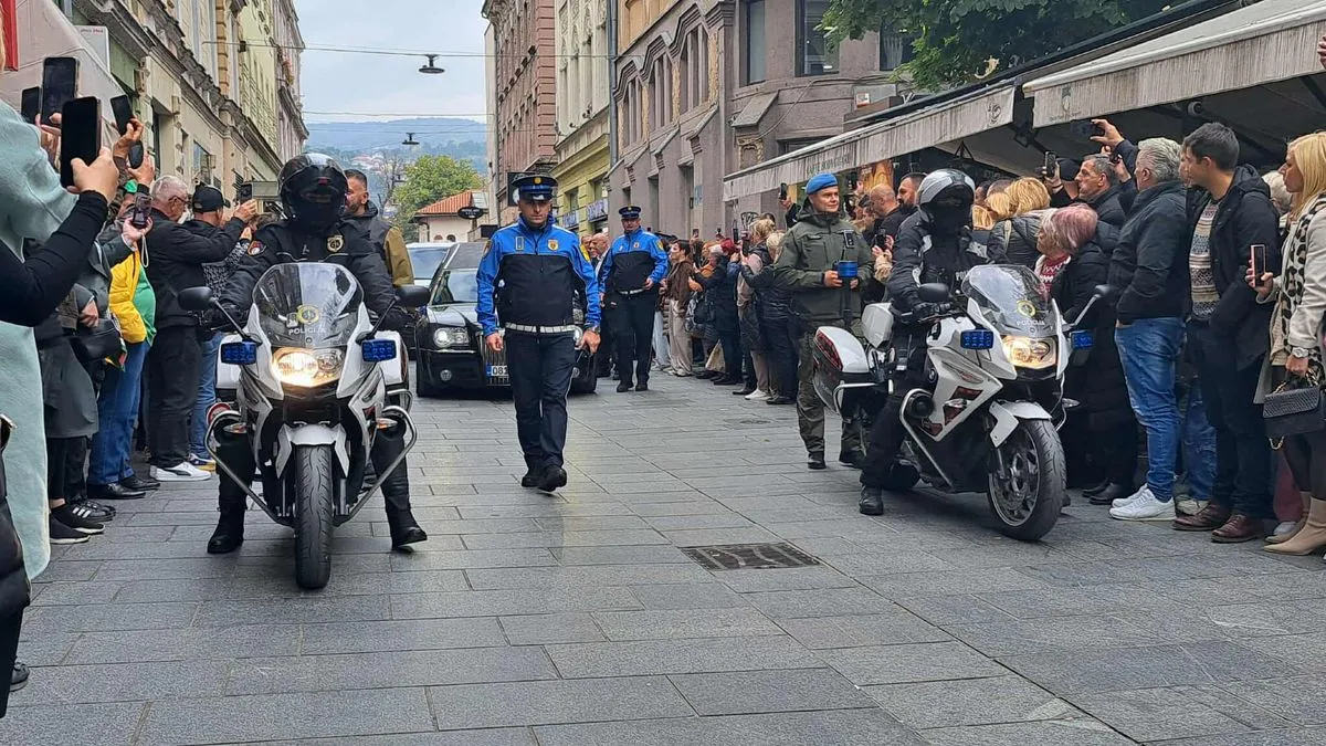 Tužna povorka ići će dalje prema Barama, gdje će biti i ukopan Halid Bešlić