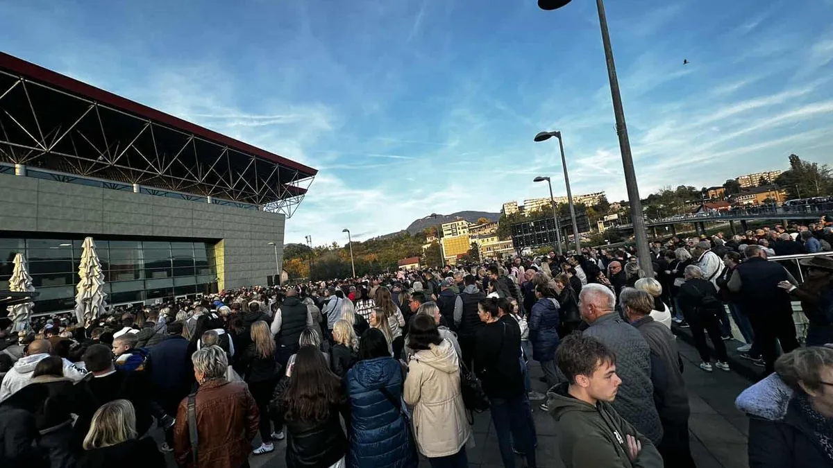 Brojni gradovi Bosne i Hercegovine, regiona, ali i svijeta, danas se simbolično opraštaju od legende narodne muzike Halida Bešlića.