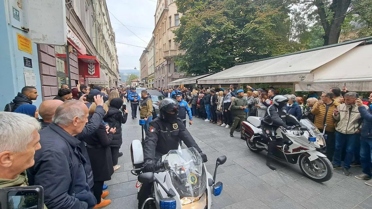 Tužna povorka ići će dalje prema Barama, gdje će biti i ukopan Halid Bešlić