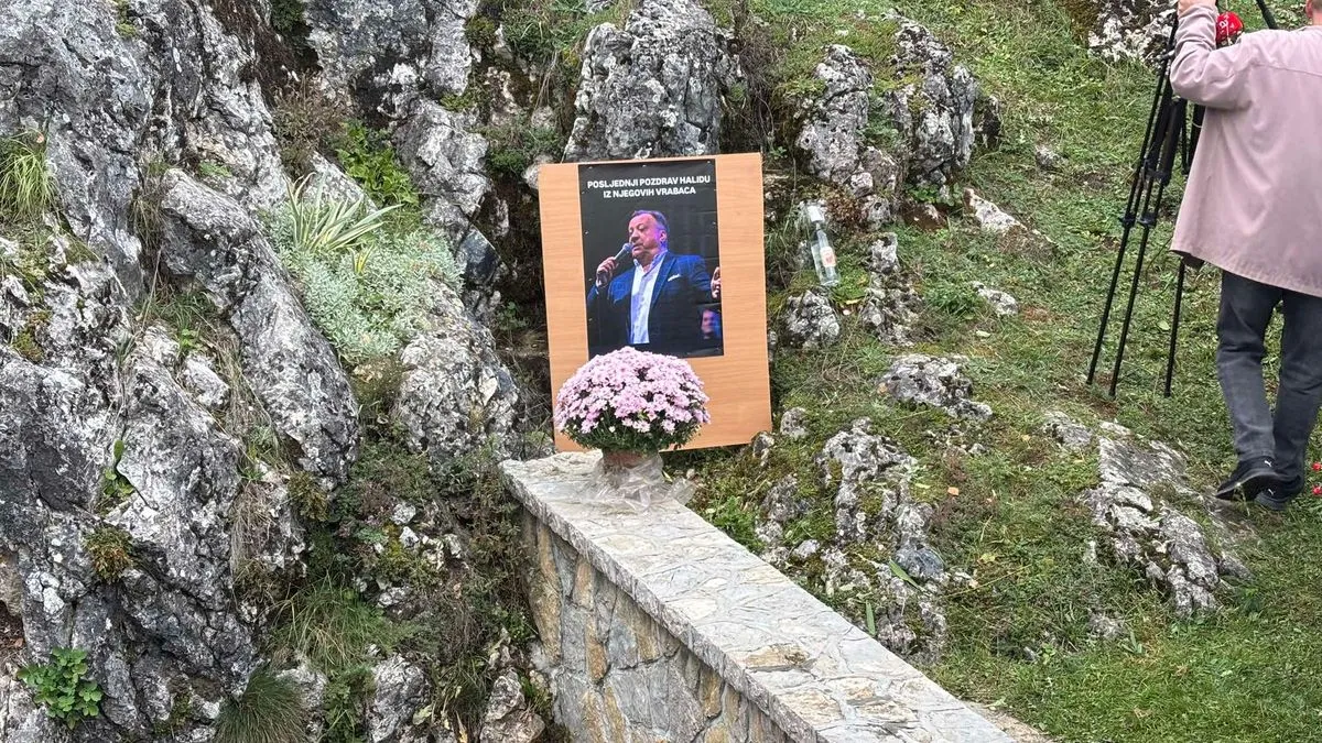 Tokom okupljanja, mještani su iznijeli i prijedlog da se upravo kod Knežak izvora izgradi spomenik Halidu Bešliću