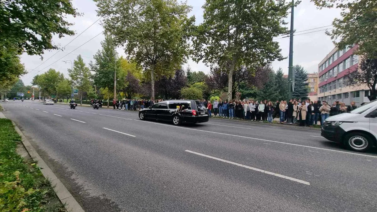 Tužna povorka krenula prema Gradskom groblju Bare: Emotivan oproštaj građana od Halida Bešlića