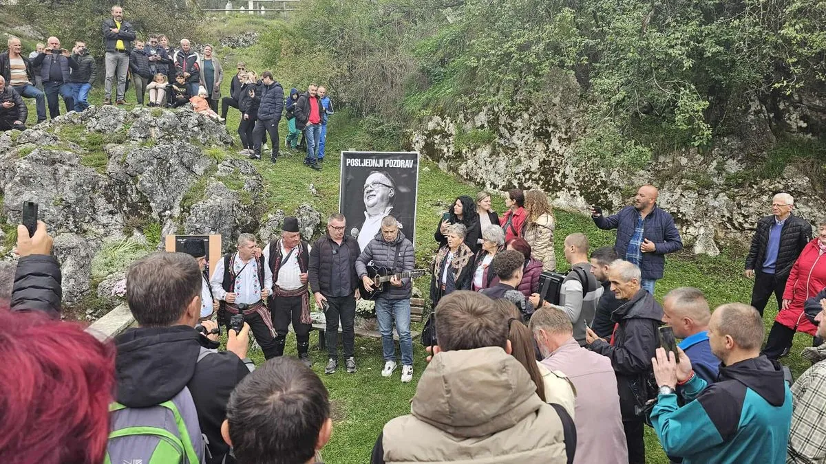 Tokom okupljanja, mještani su iznijeli i prijedlog da se upravo kod Knežak izvora izgradi spomenik Halidu Bešliću