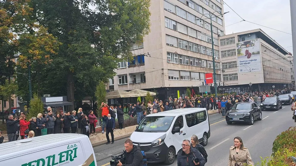 Tužna povorka ići će dalje prema Barama, gdje će biti i ukopan Halid Bešlić