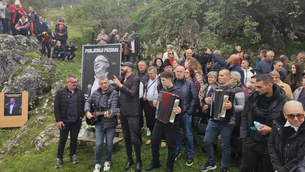 Tokom okupljanja, mještani su iznijeli i prijedlog da se upravo kod Knežak izvora izgradi spomenik Halidu Bešliću