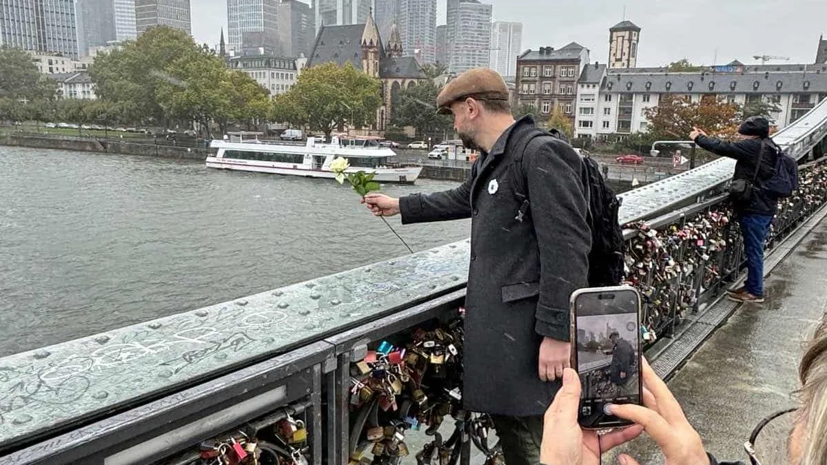 Dok plove rijekama i morima svijeta bijele ruže sa sobom će nositi sjećanje na Srebrenicu