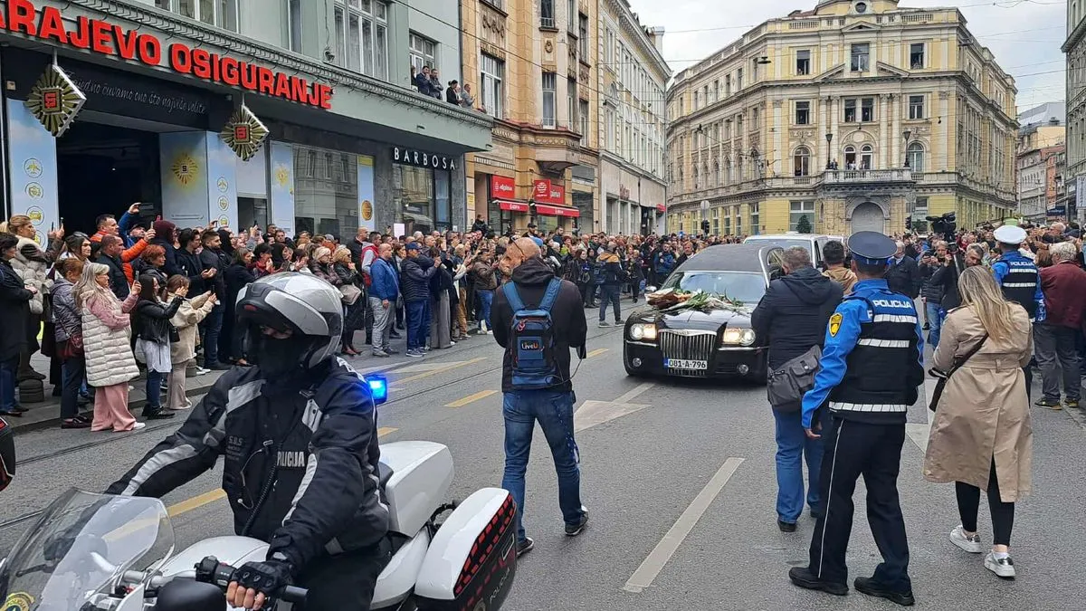Tužna povorka ići će dalje prema Barama, gdje će biti i ukopan Halid Bešlić